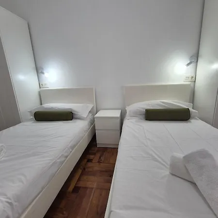 Apartment Moderno Con Garaje En 1a148 *